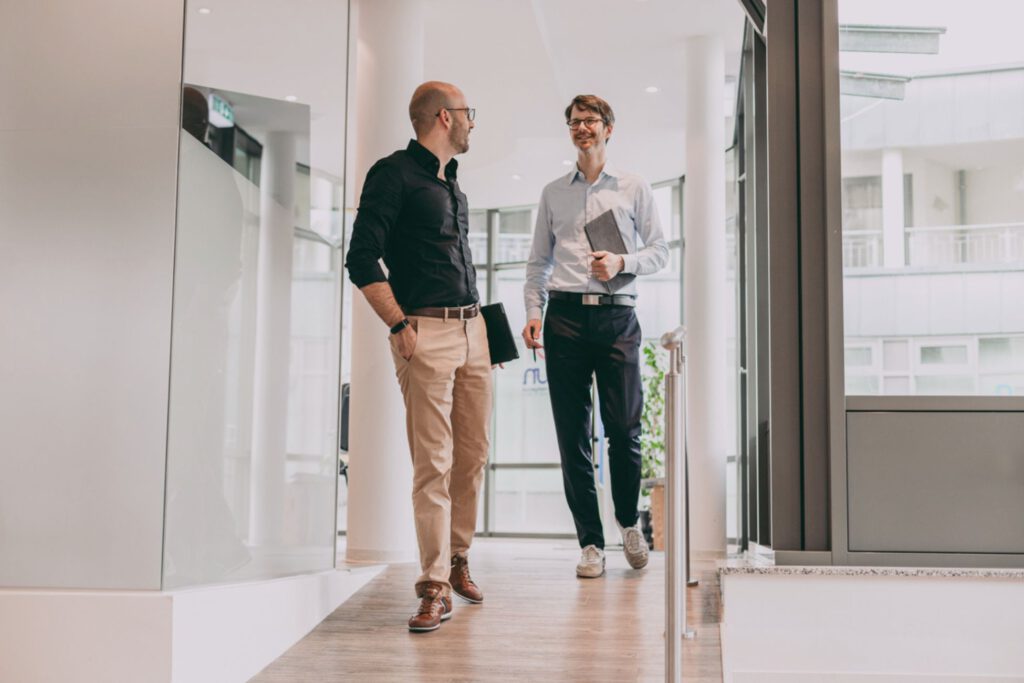 BI2run- Gespräch im Flur