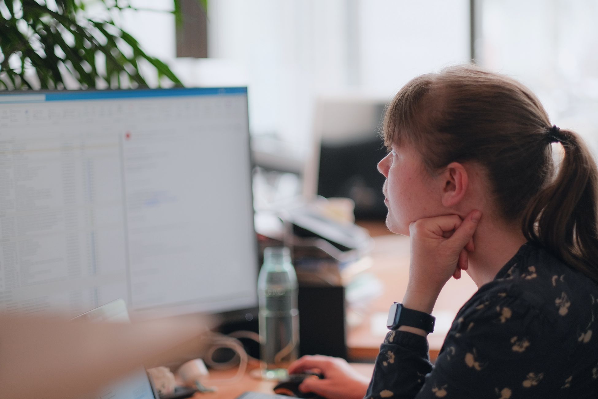 Bi2run - Nahaufnahme Mitarbeiterin am Laptop